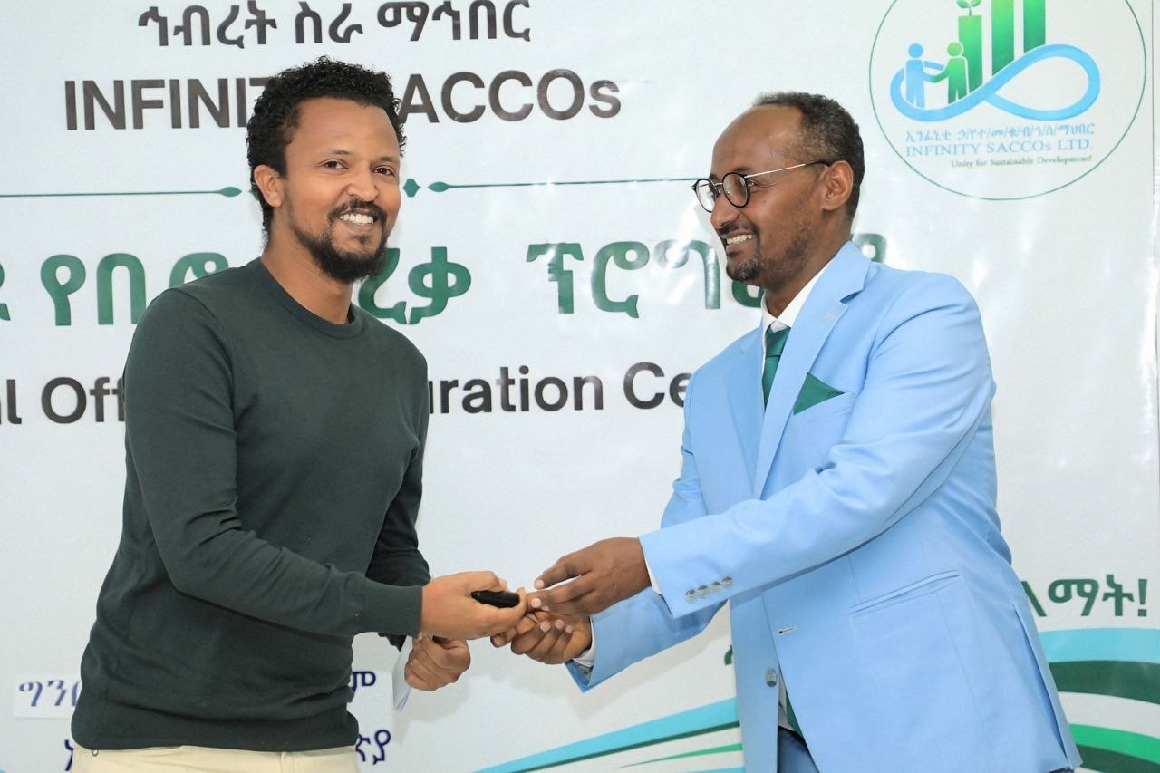 ኢንፊኒቲ ኃላፊነቱ የተወሠነ መሠረታዊ የቁጠባ እና ብድር ኀብረት ሥራ ማኀበር ለደንበኞቹ የመኪና ቁልፍ አስረከበ።